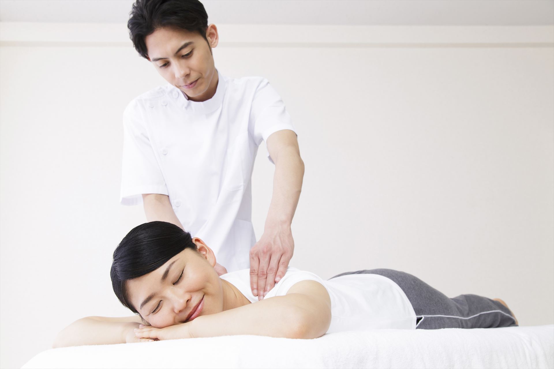 女性の体をほぐす男性スタッフ (4)